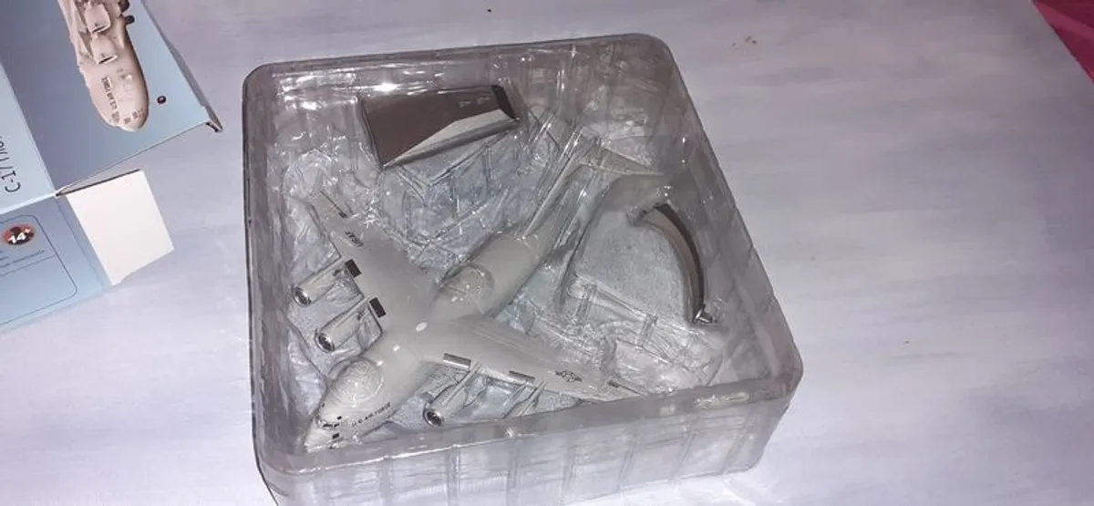 1:200 diecast jet collection and a 1:700 battleship lot - offer 1 euro for pm purposes to buy individually - Image 4