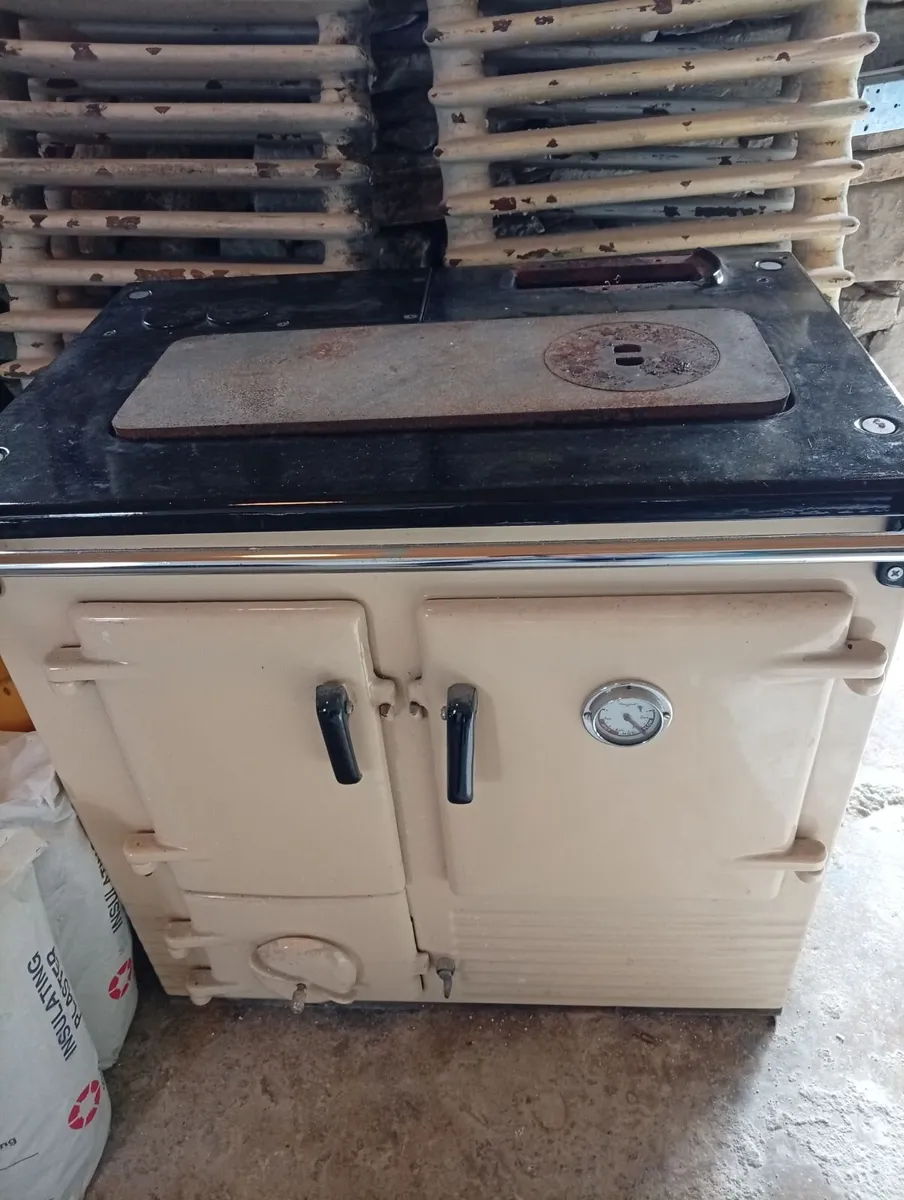 Cast iron radiators, solid fuel range cooker, - Image 1