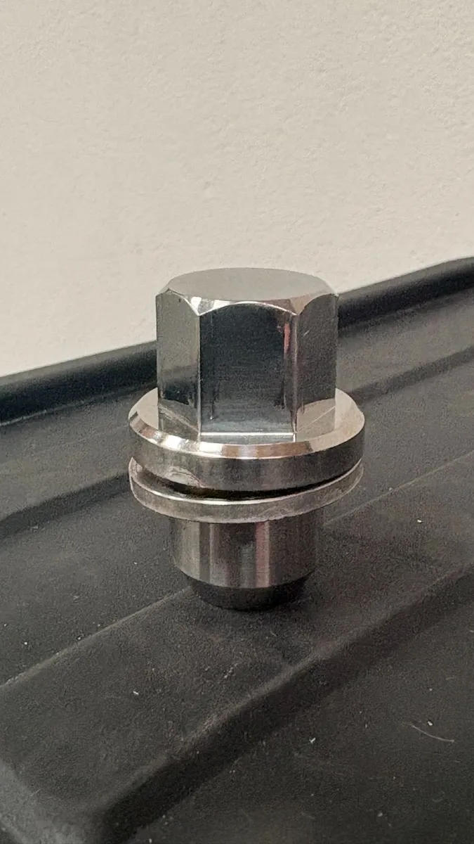 Land Rover Solid Stainless Steel Wheel Nuts x 20 - Image 2