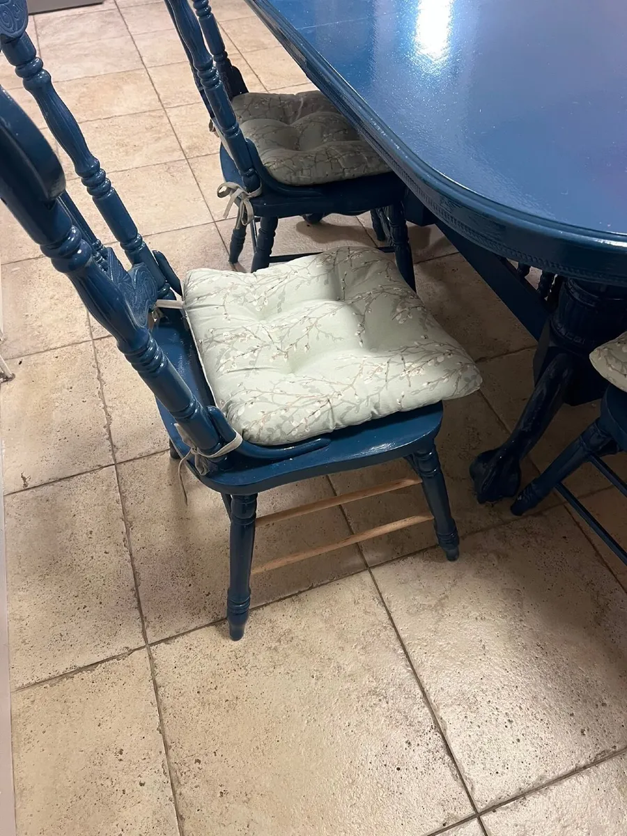 Table and chairs - Image 4