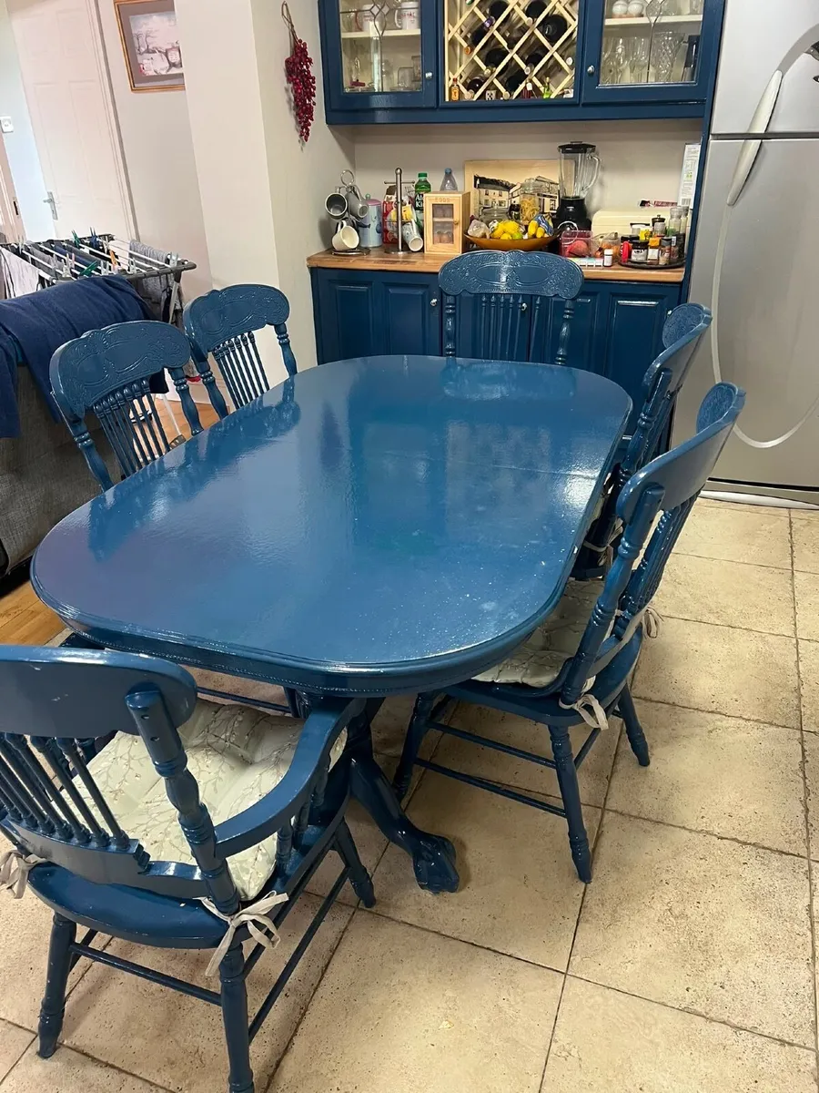 Table and chairs - Image 1