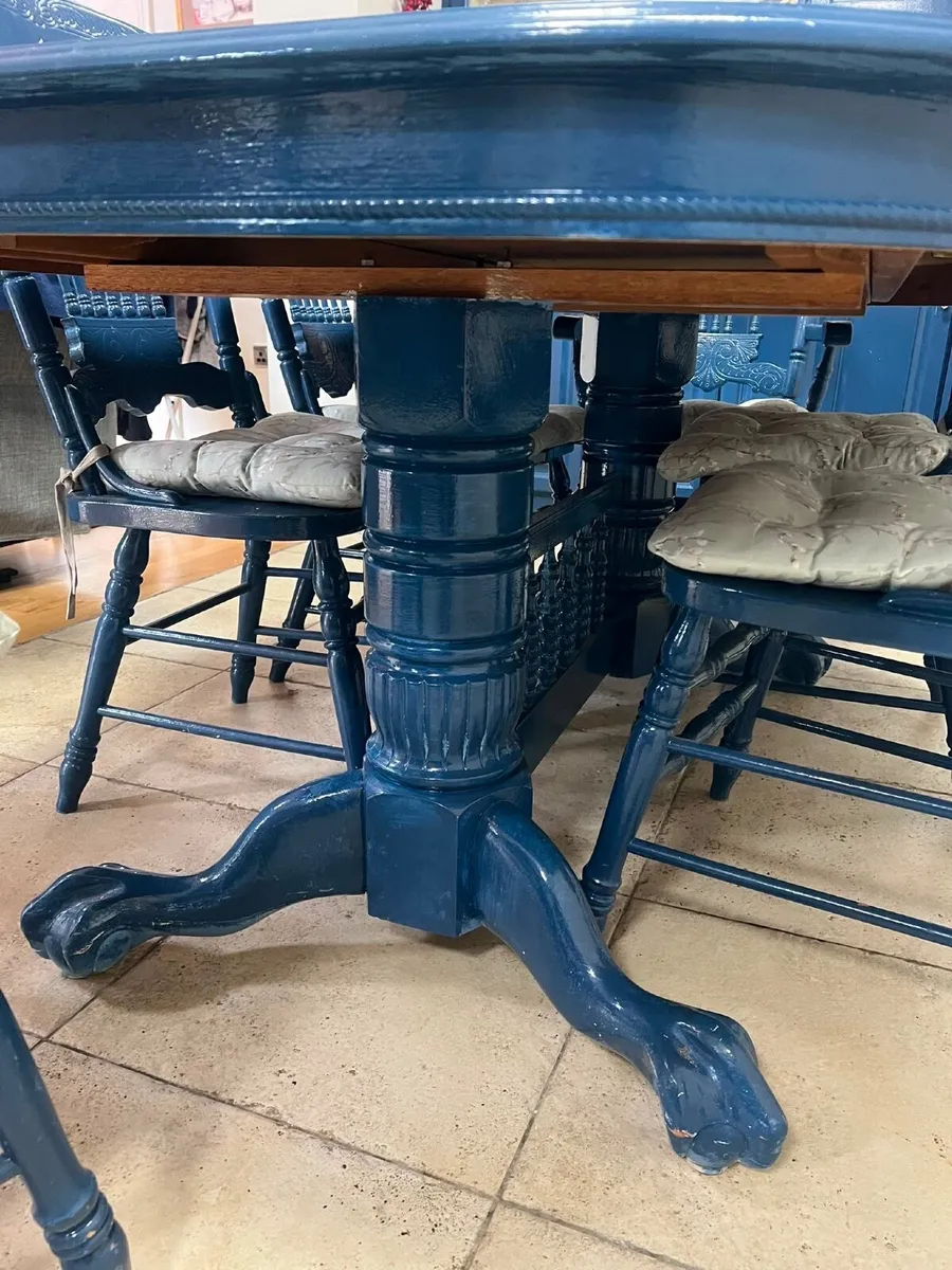 Table and chairs - Image 2