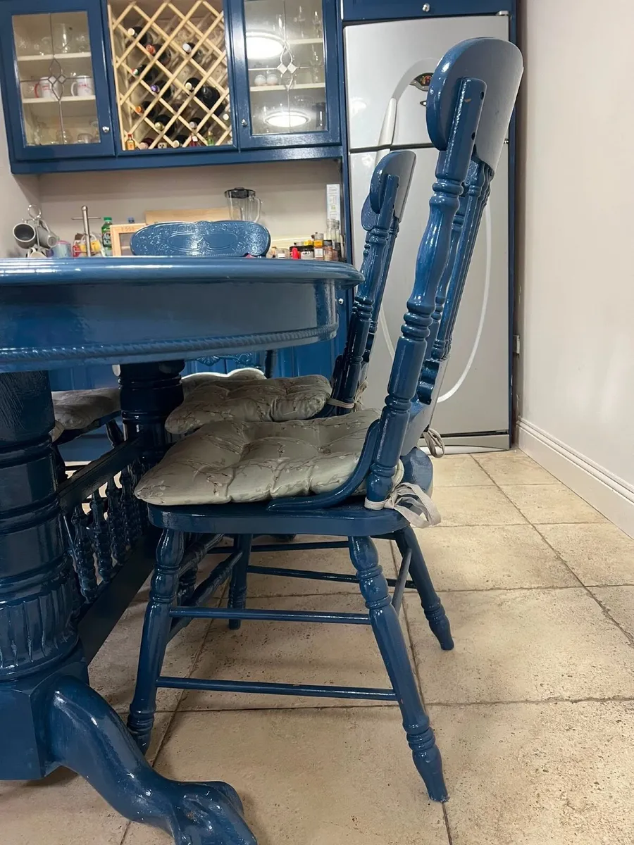 Table and chairs - Image 3