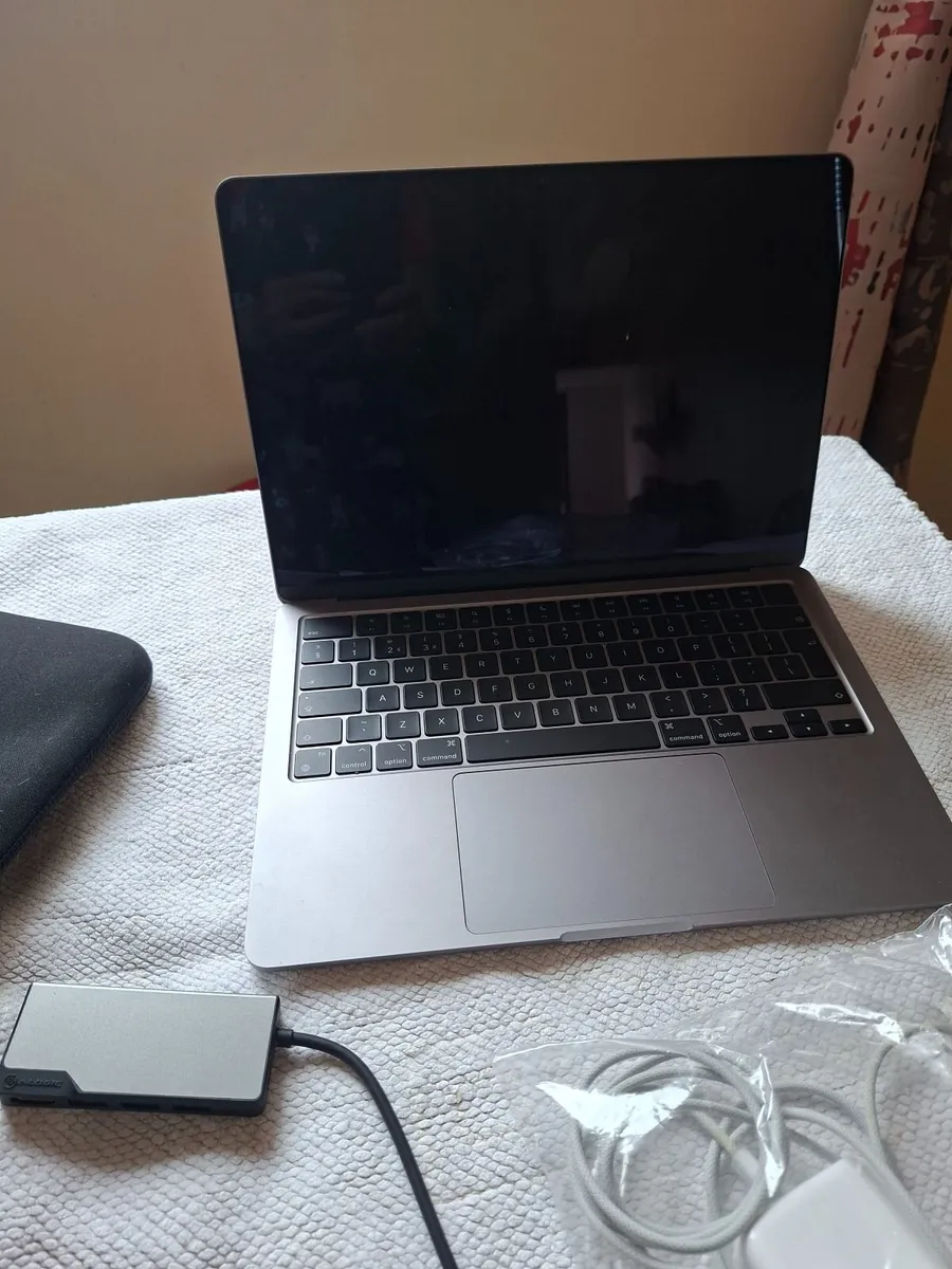 Apple Macbook Air M2 model 2681 - Image 3