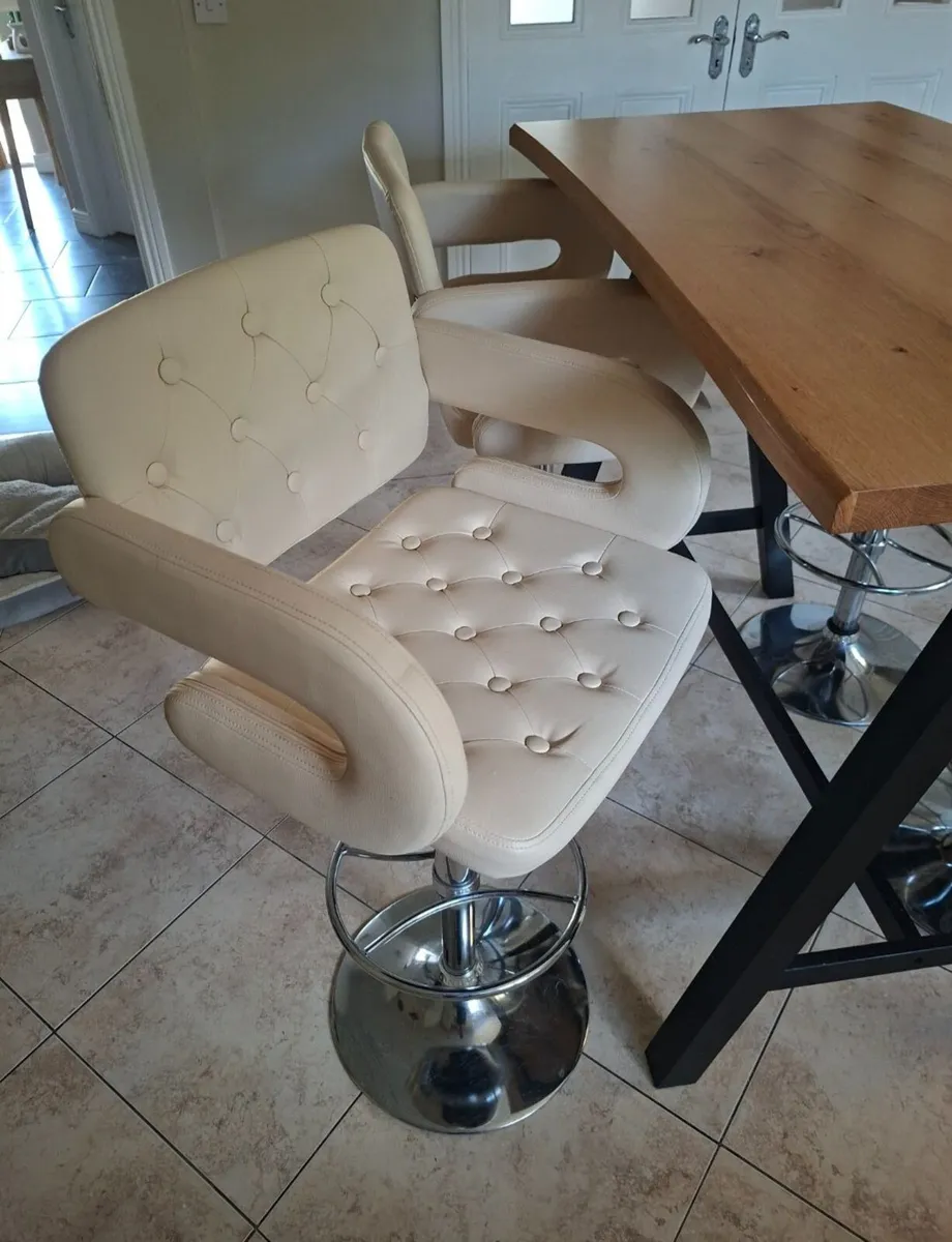 Kitchen table and stools - Image 4