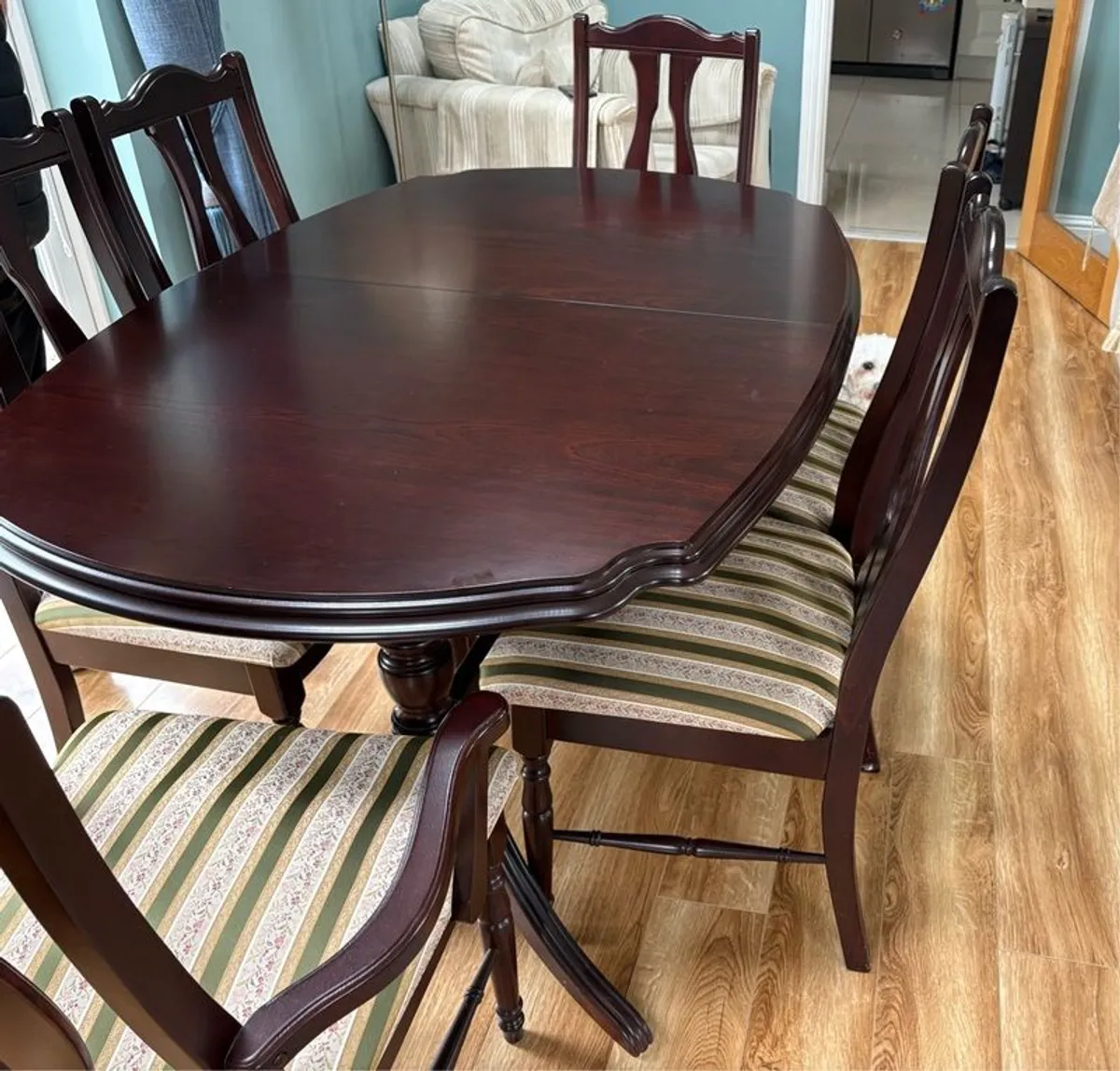 Extendable table and six chairs - Image 1