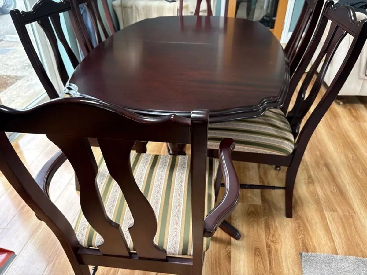 Extendable table and six chairs - Image 2