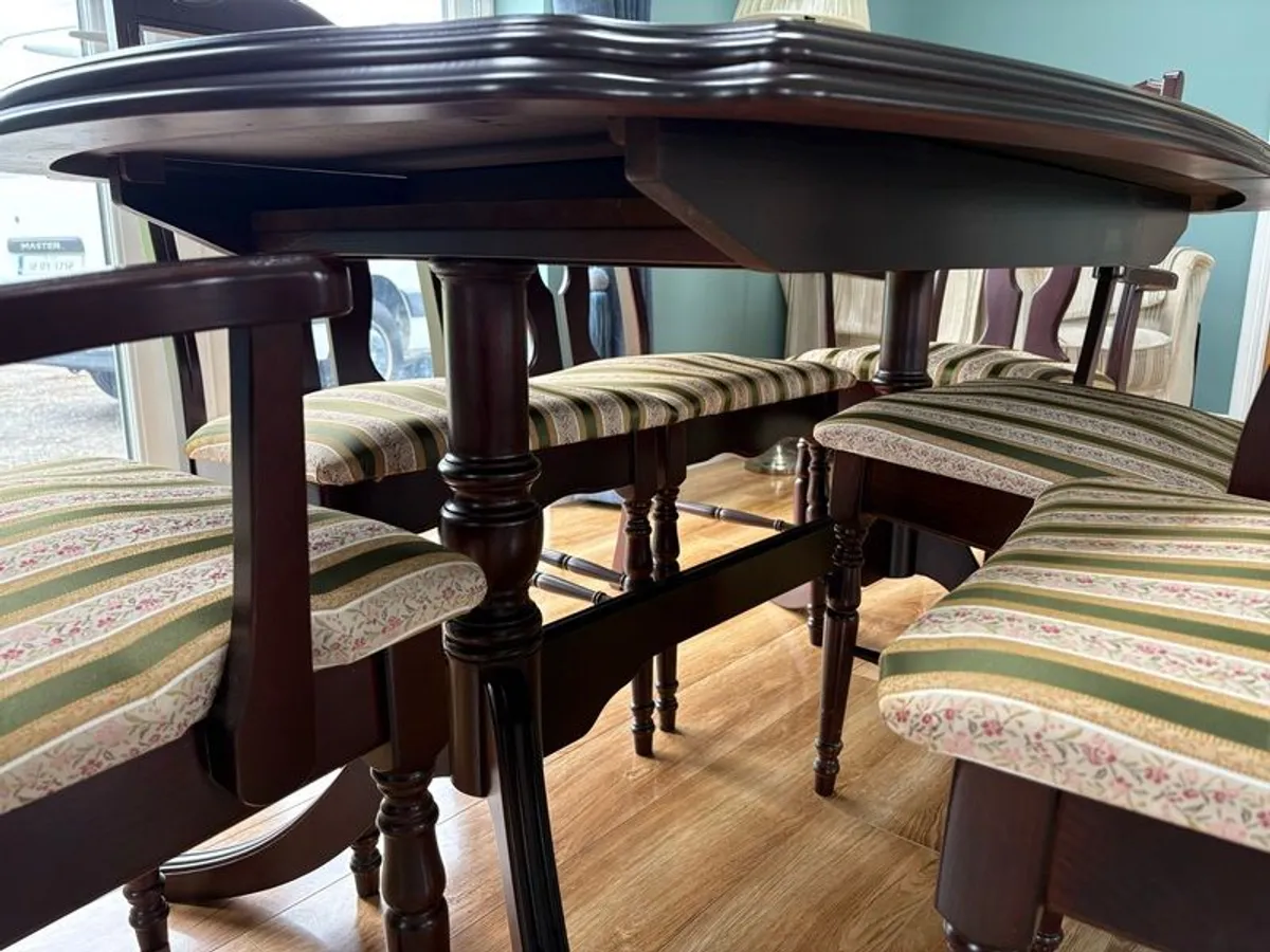 Extendable table and six chairs - Image 3