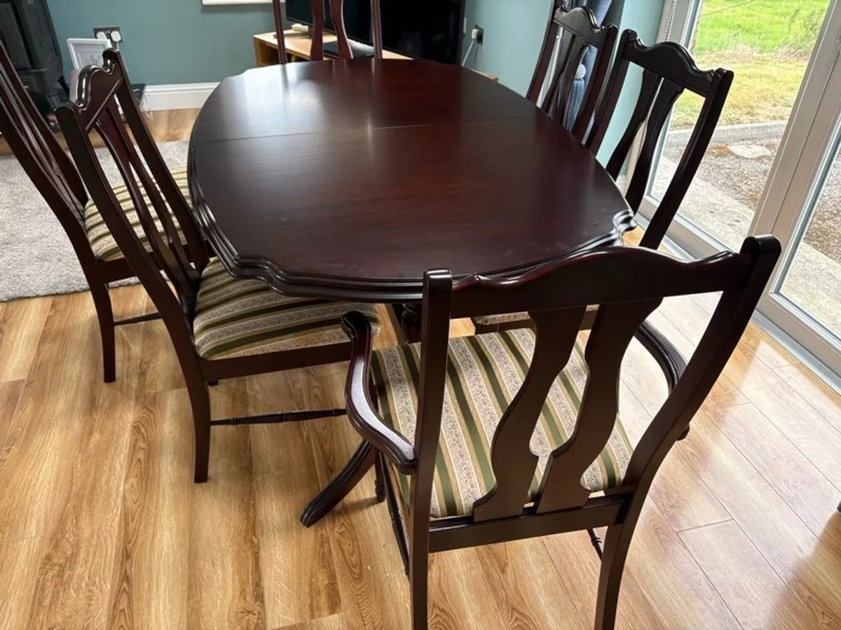 Extendable table and six chairs - Image 4
