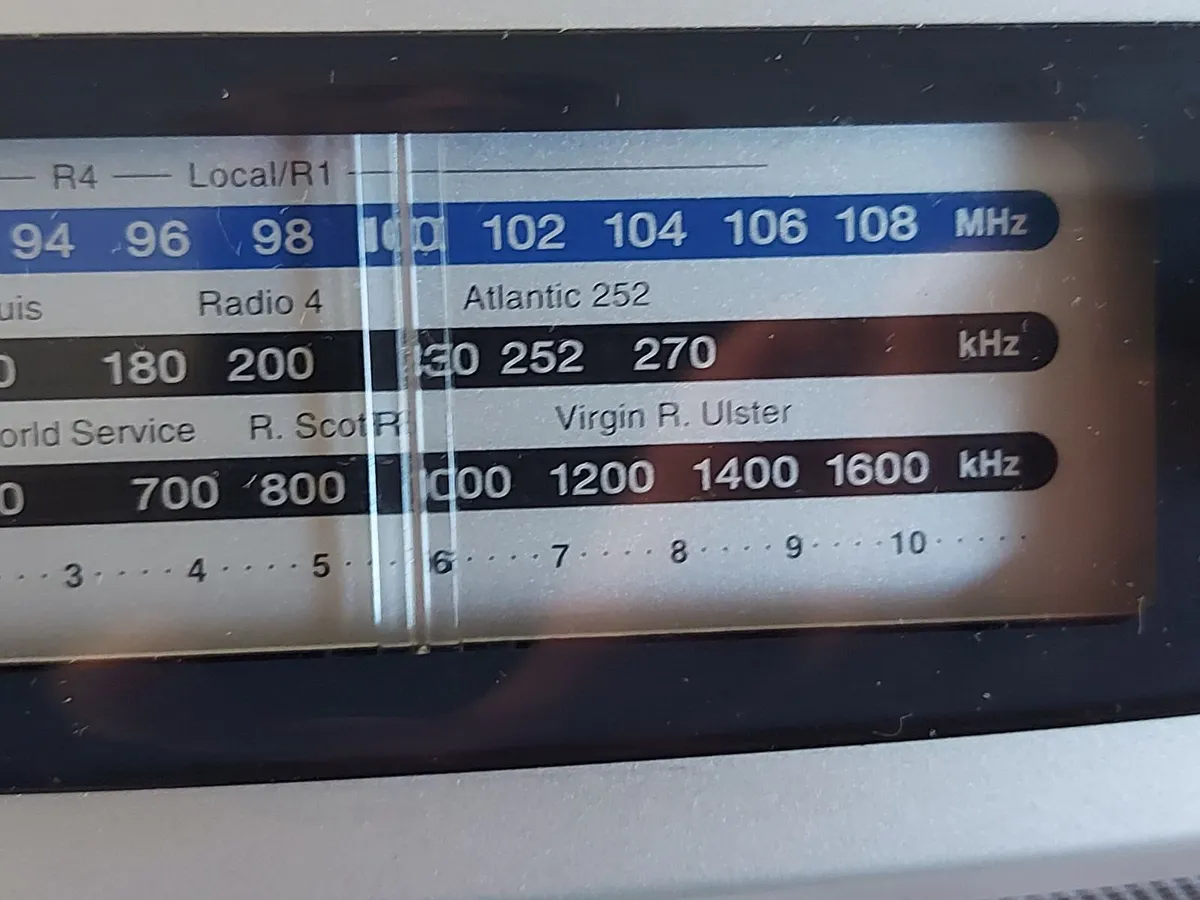 ROBERTS Classic 928, 3 Band Portable Radio - Image 3