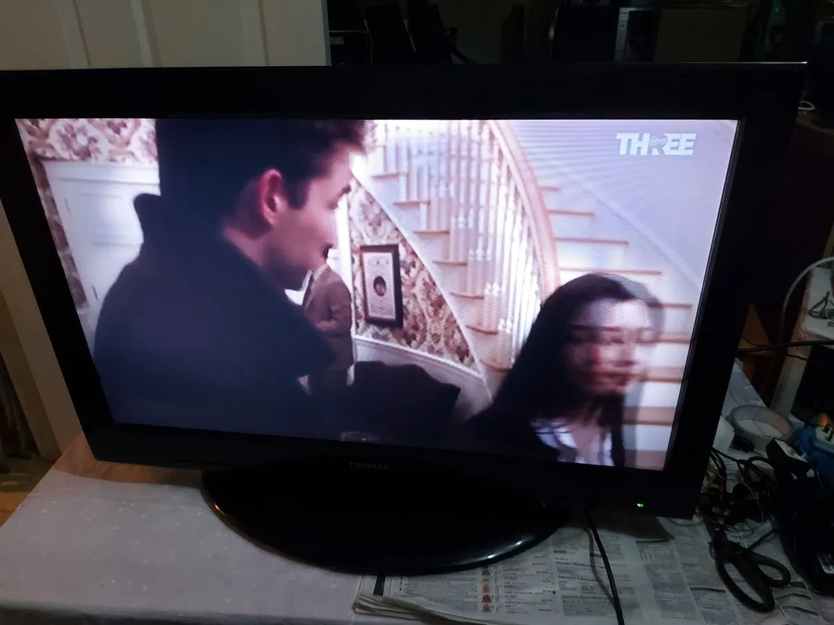 Toshiba 32" LCD Colour TV, Model No. 32AV933B, - Image 2