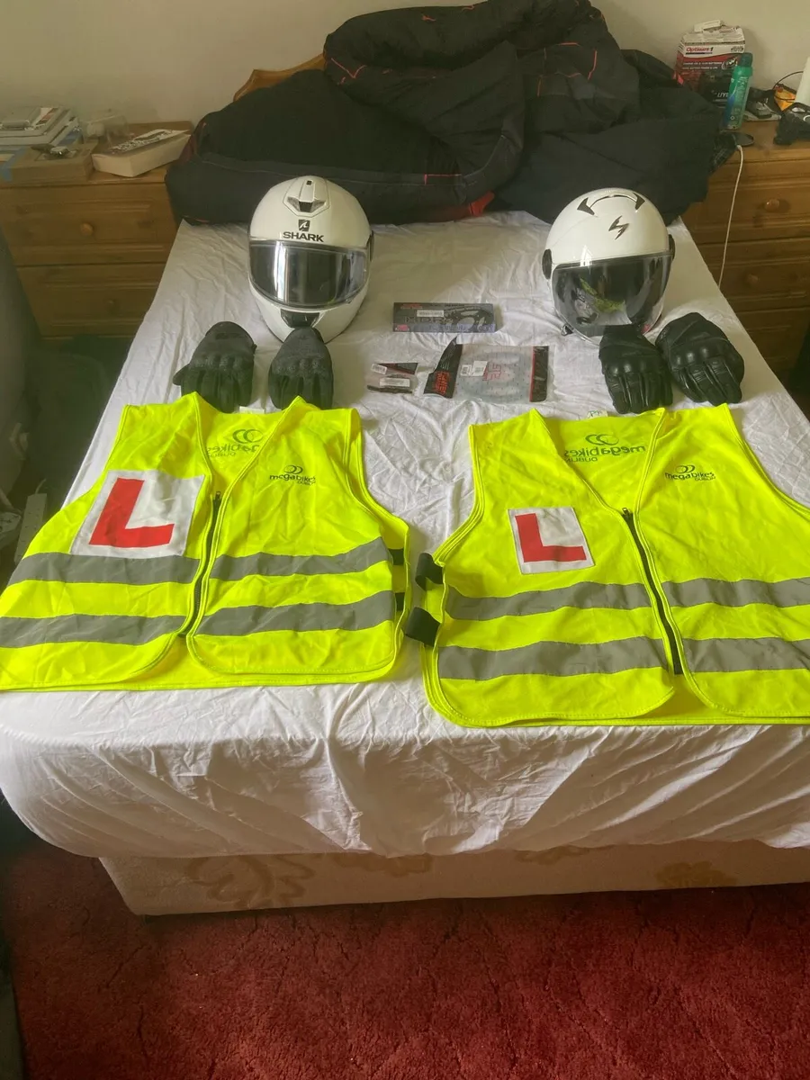 Motorbike Gear - Helmets, Gloves, Hi Vis and Chain - Image 1
