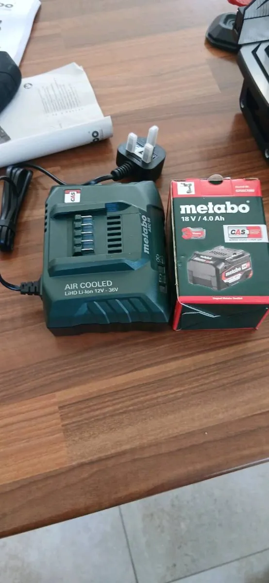 New Metabo KGS 18LTX BL216 chop saw & battery - Image 4