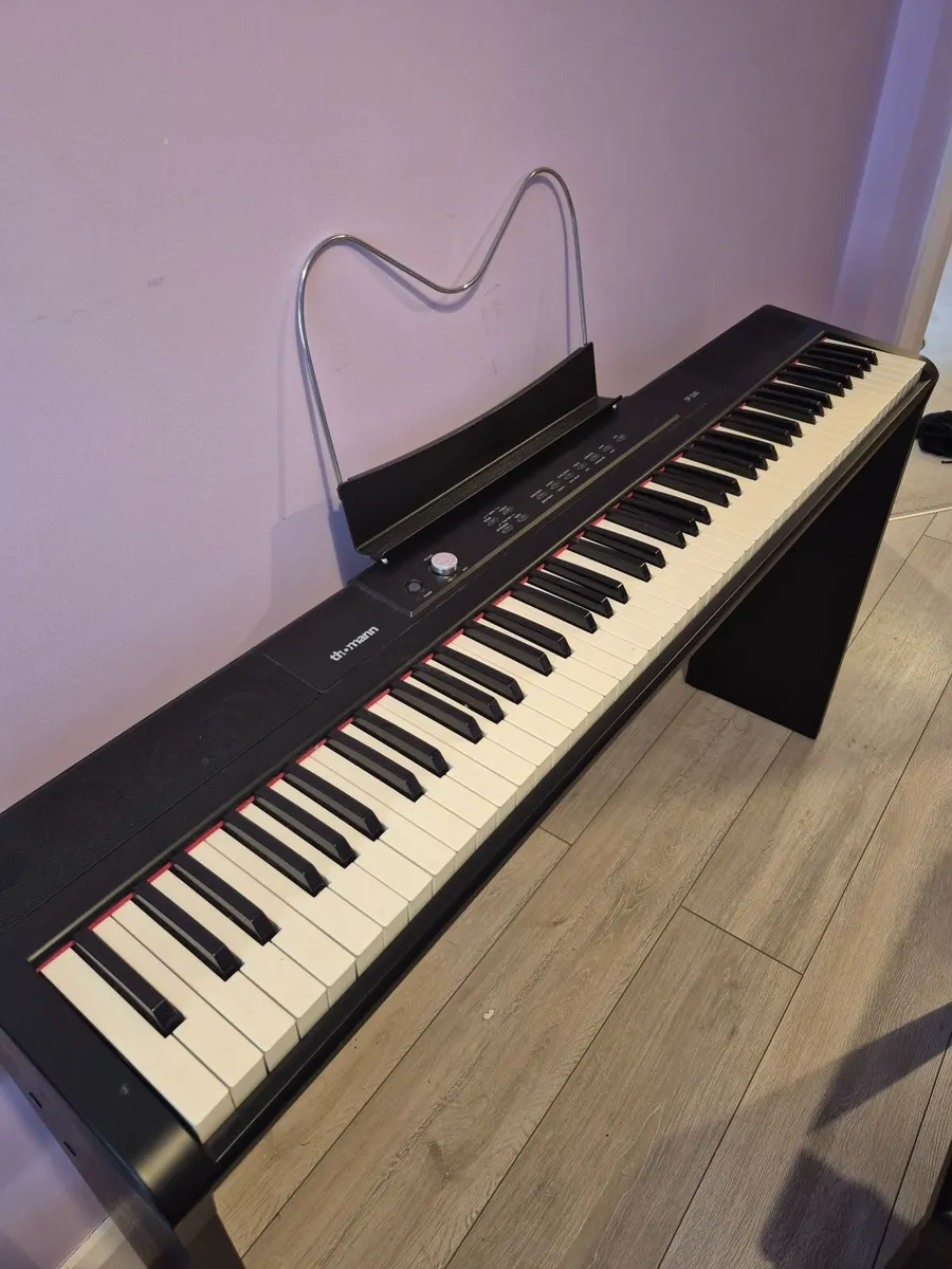 Keyboard and chair - Image 1