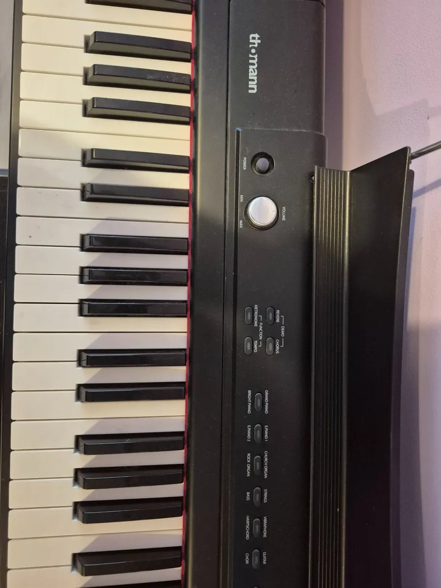 Keyboard and chair - Image 4