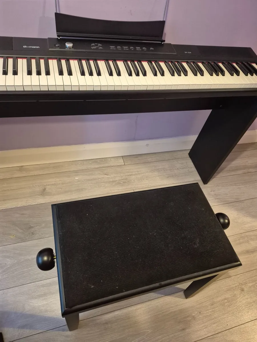 Keyboard and chair - Image 2
