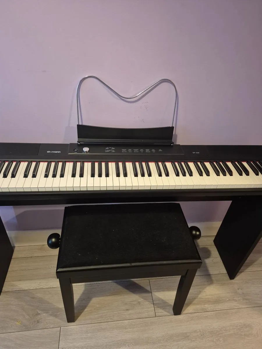 Keyboard and chair - Image 3