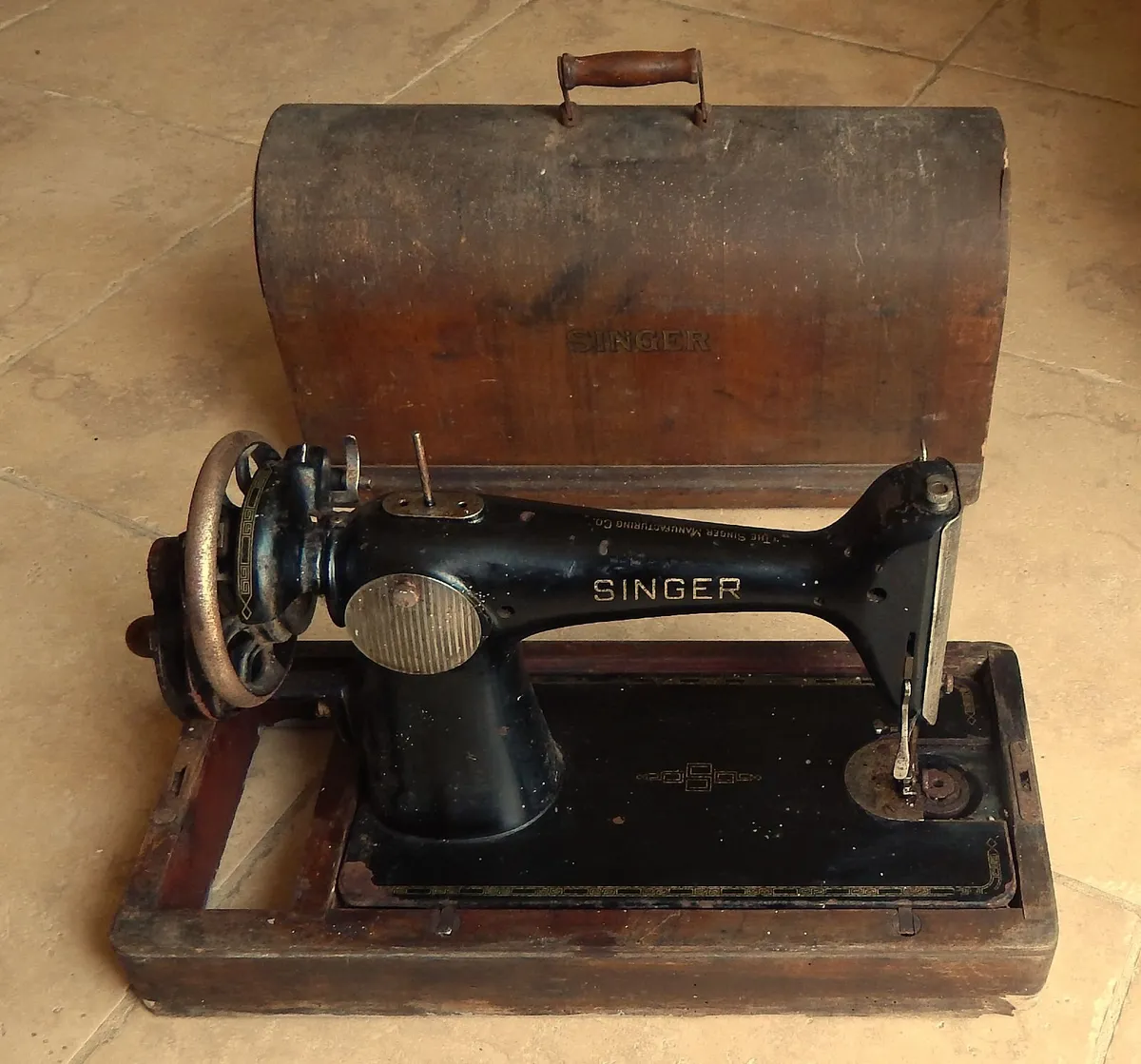 Vintage Singer Hand-Crank Sewing Machine - Image 1