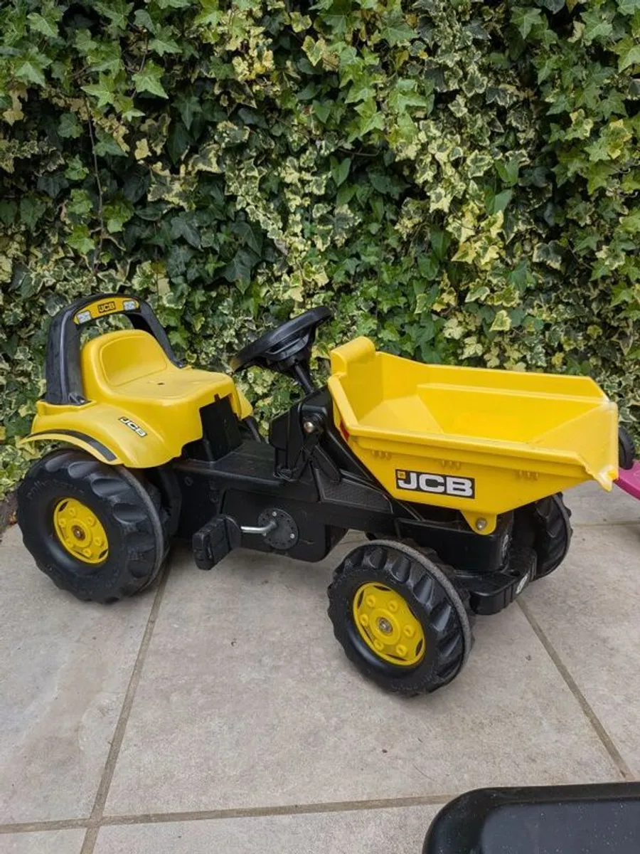 JCB with front tipper with 1trailer and round bales, and toddler John Deere tractor - Image 1