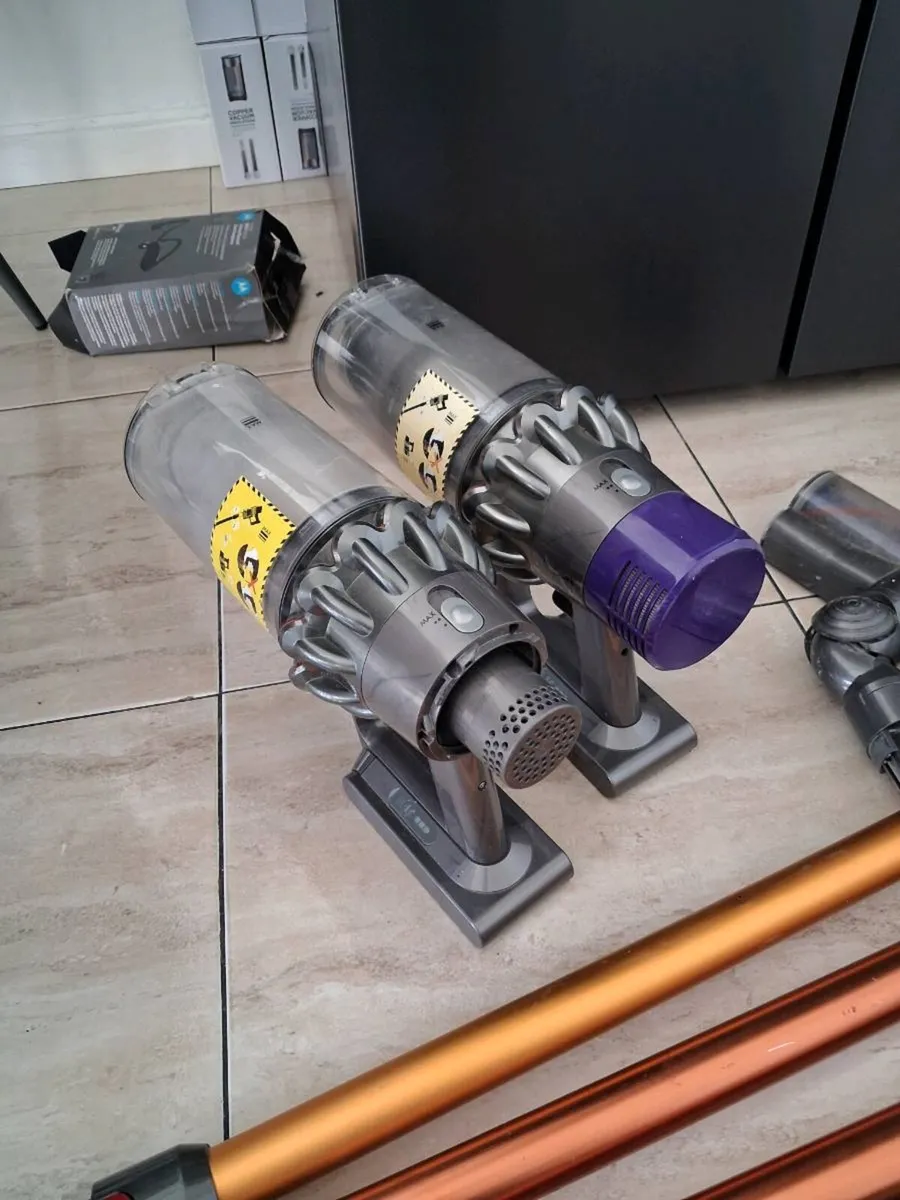 4 Dyson vacuum cleaners: 2xV10;2×V11 - Image 2
