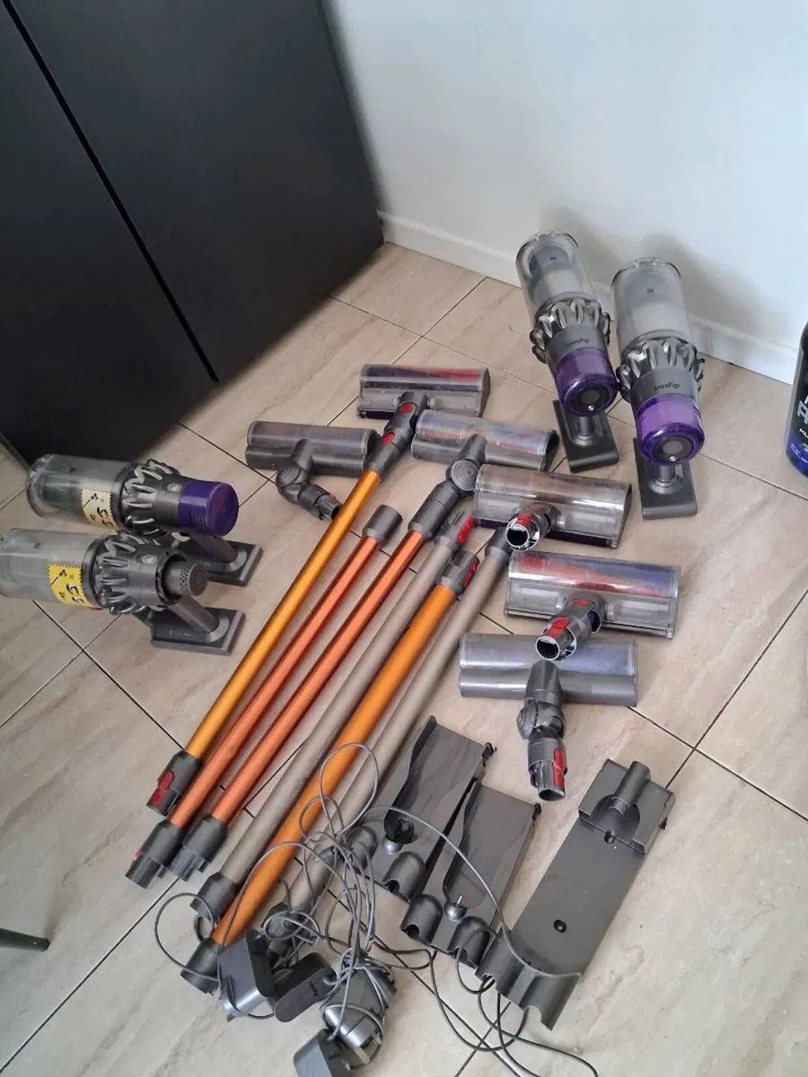 4 Dyson vacuum cleaners: 2xV10;2×V11 - Image 1