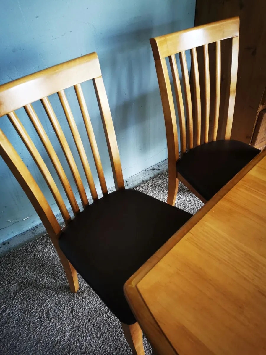 Kitchen table and chairs - Image 1