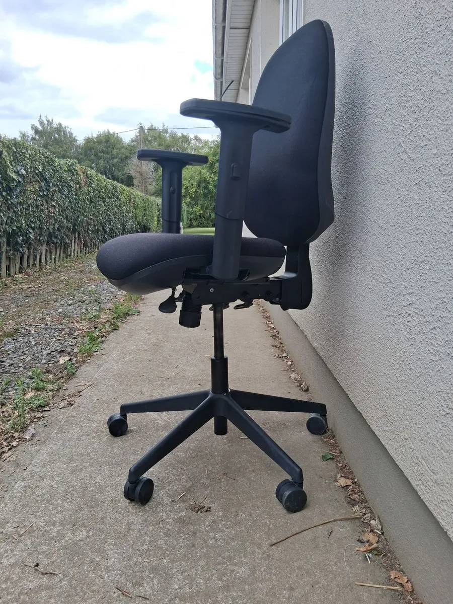 Heavy duty ergonomic office armchair. - Image 3