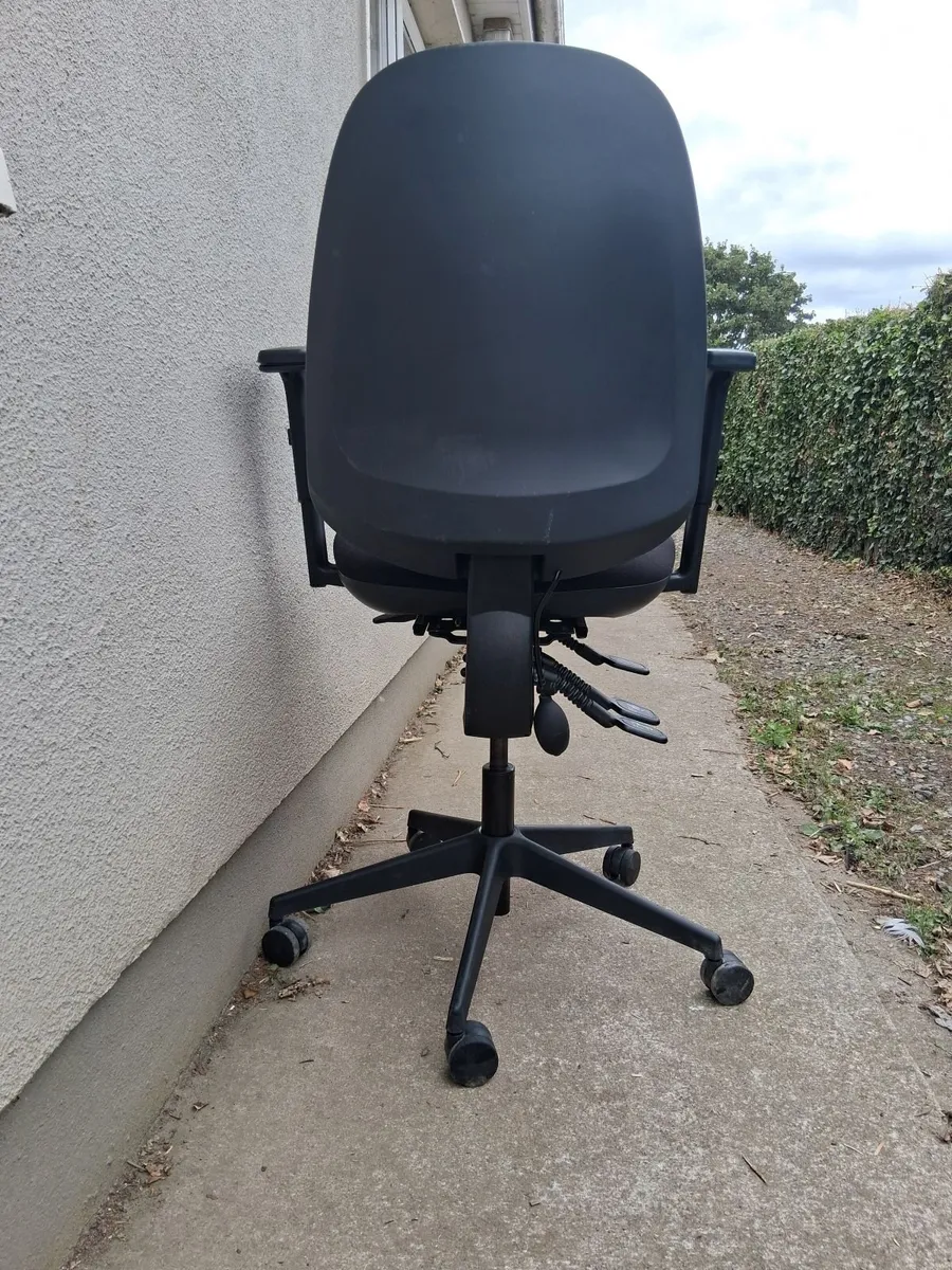 Heavy duty ergonomic office armchair. - Image 4