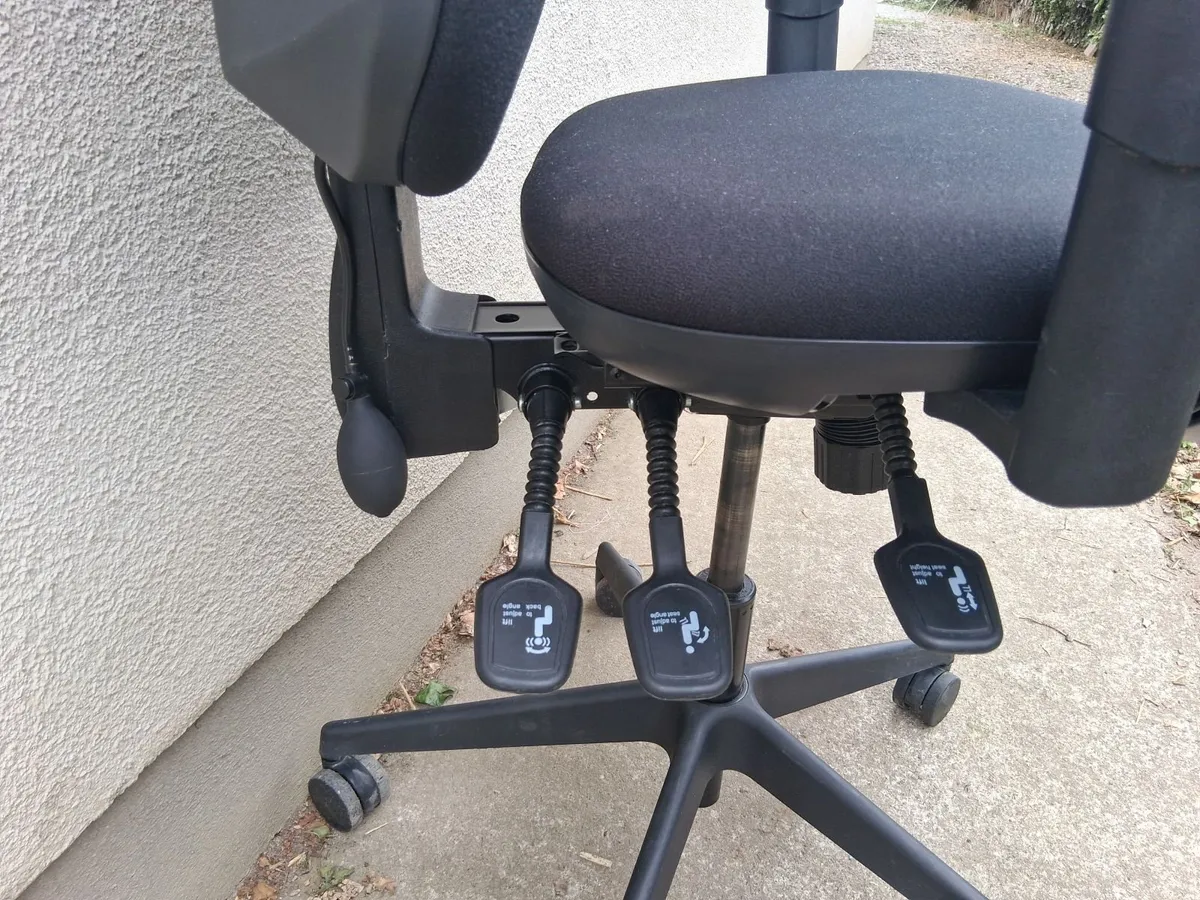 Heavy duty ergonomic office armchair. - Image 1