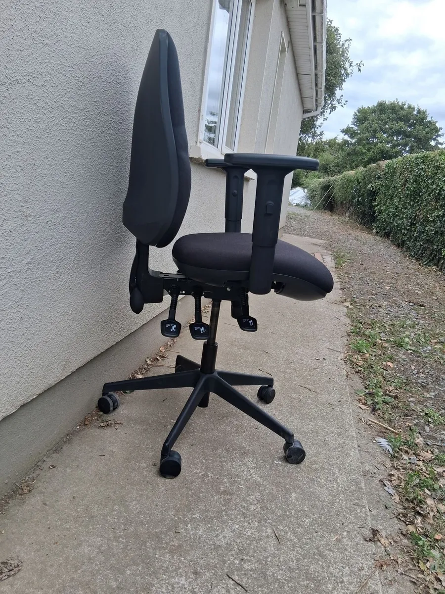 Heavy duty ergonomic office armchair. - Image 2