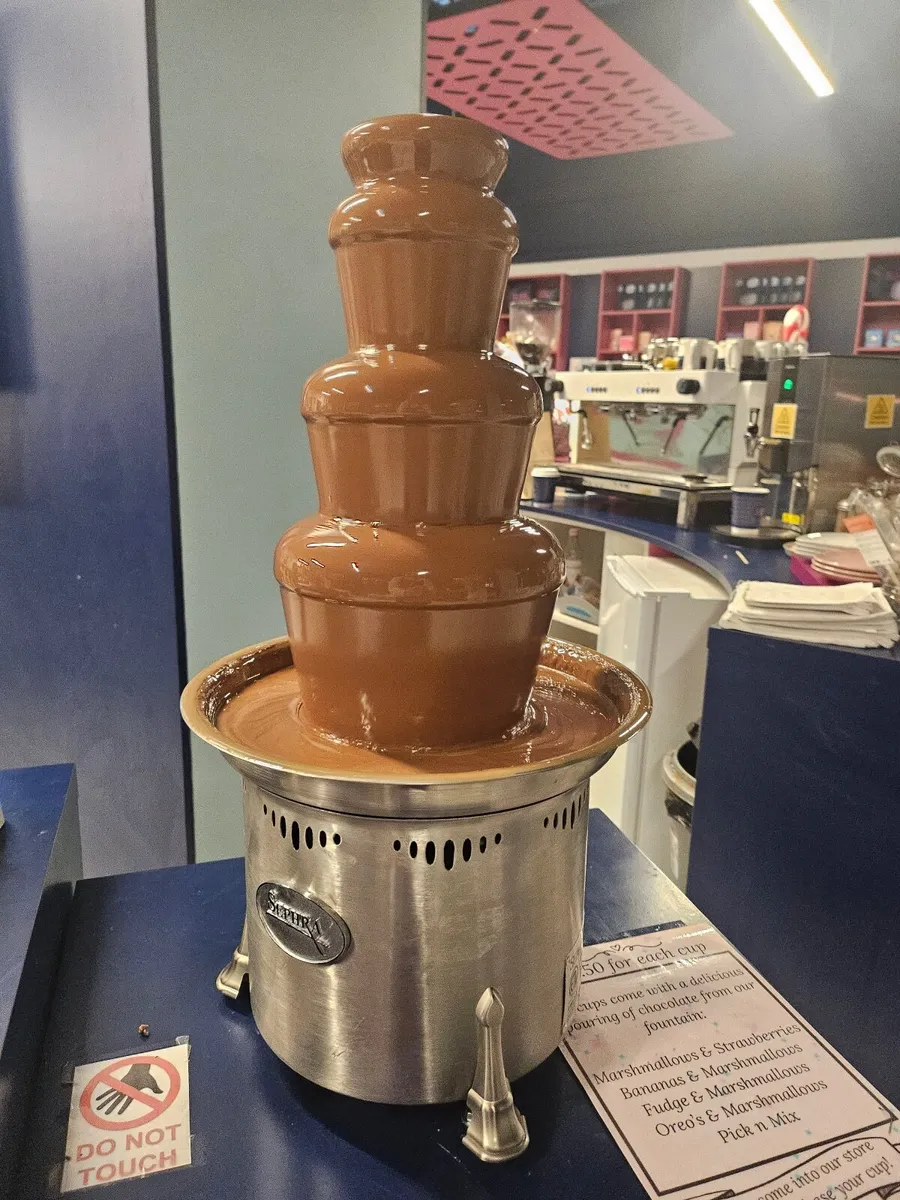 Commercial chocolate fountain - FREE GUARD INCLUDE - Image 1