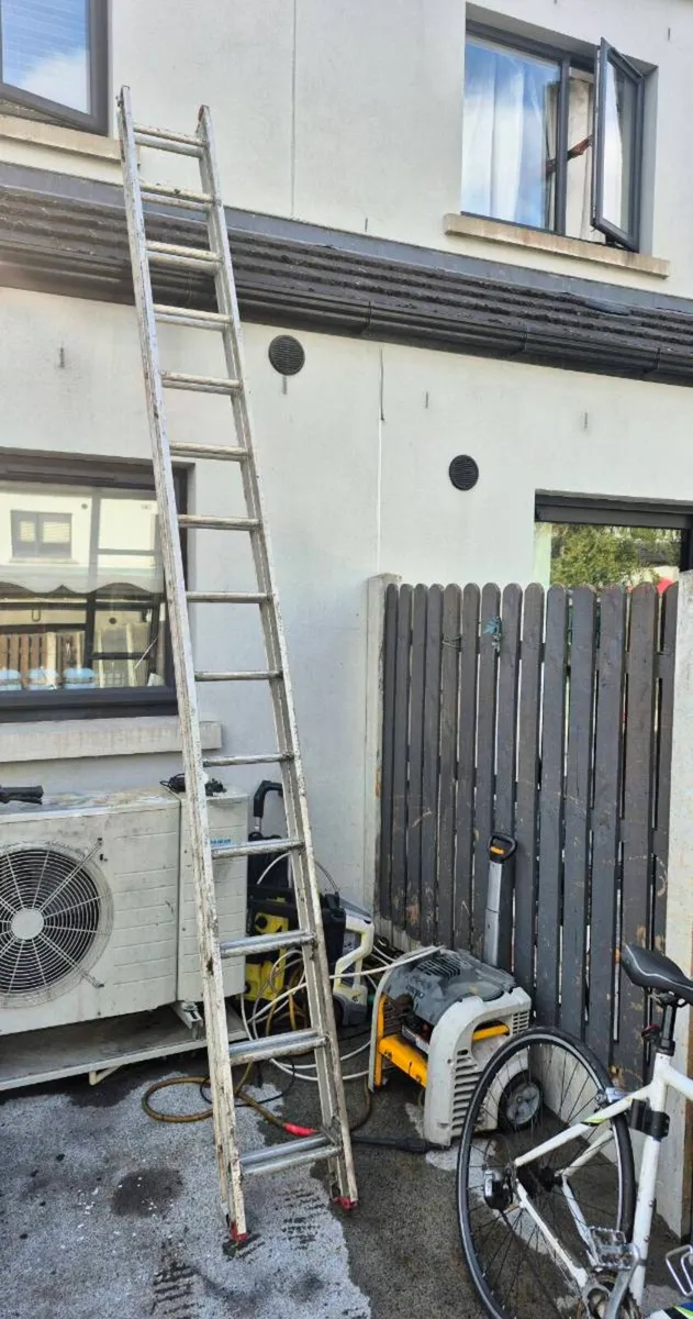 DOUBLE EXTENSION LADDER GOOD CONDITION - READY FOR - Image 4