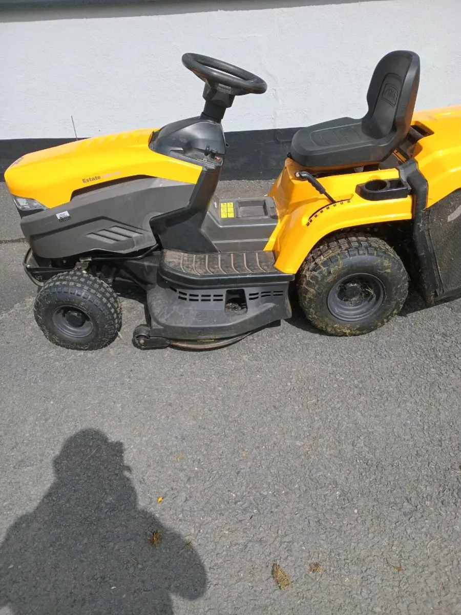 Ride on lawnmower - Image 1
