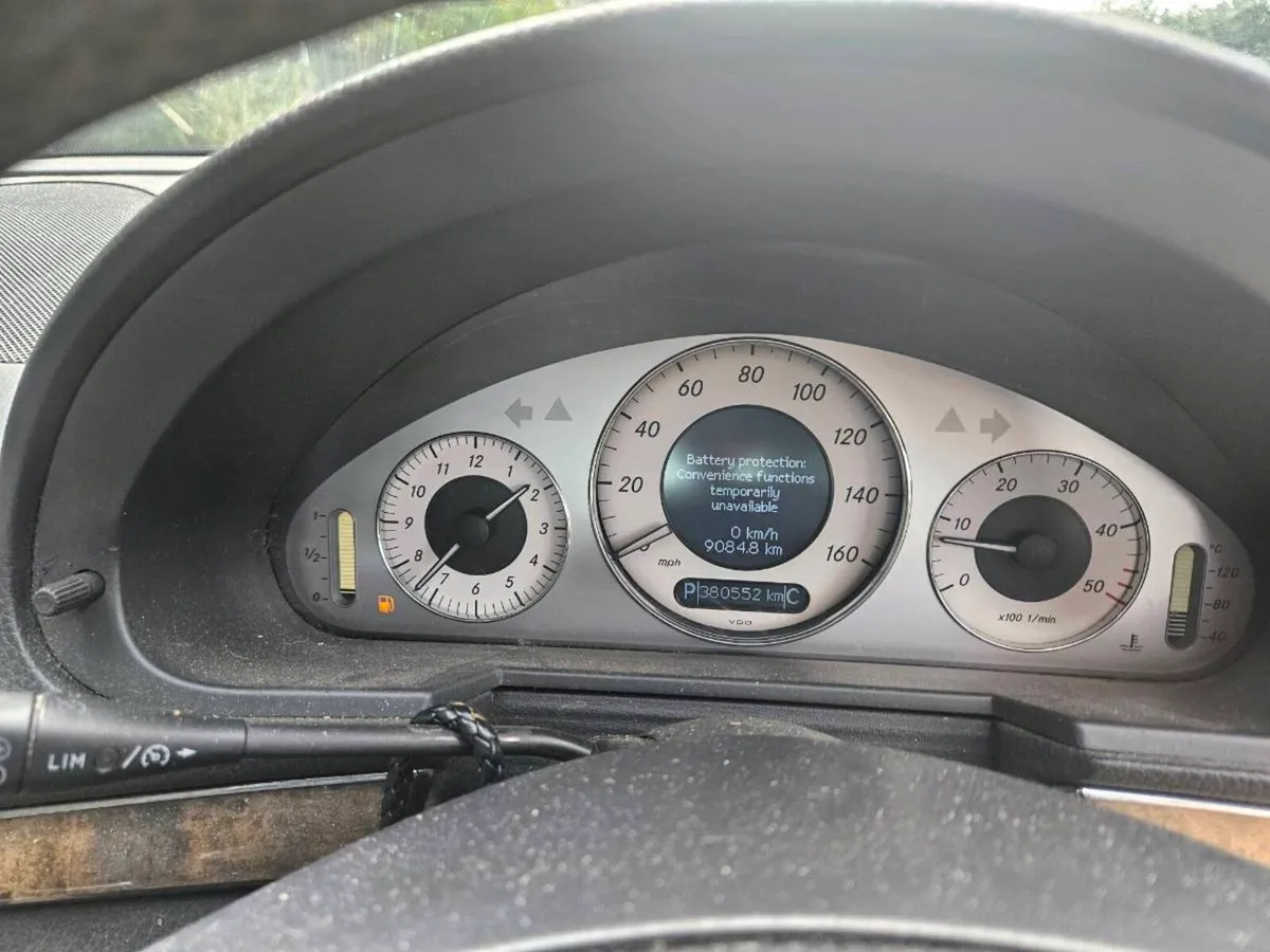 2005 Mercedes E220 CDI - Image 2