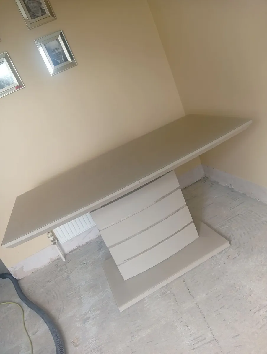 Kitchen table and chairs - Image 1
