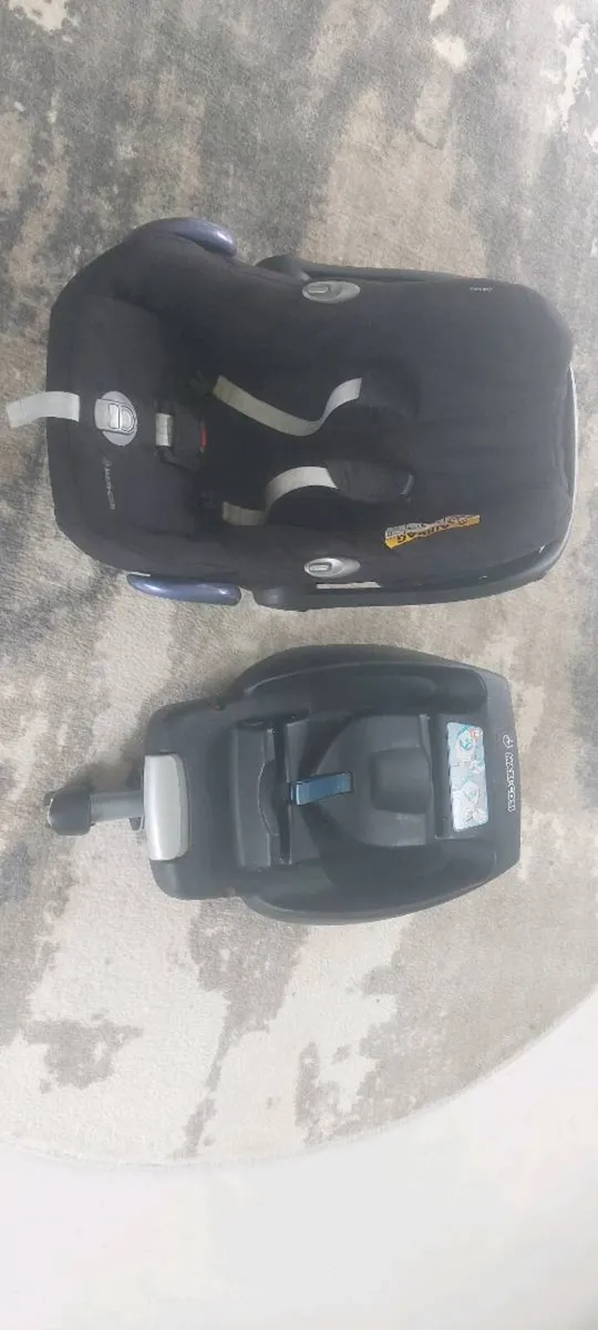 Maxi Cosi baby seat and 2 bases
