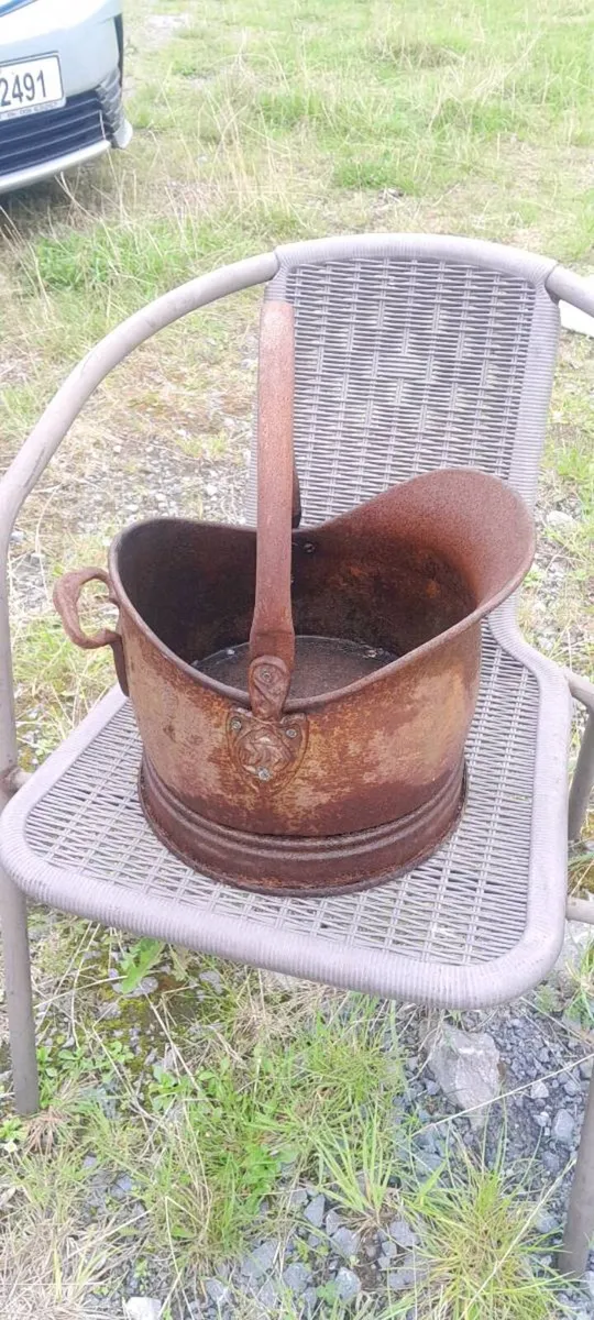 Antique cooking pot - Image 1