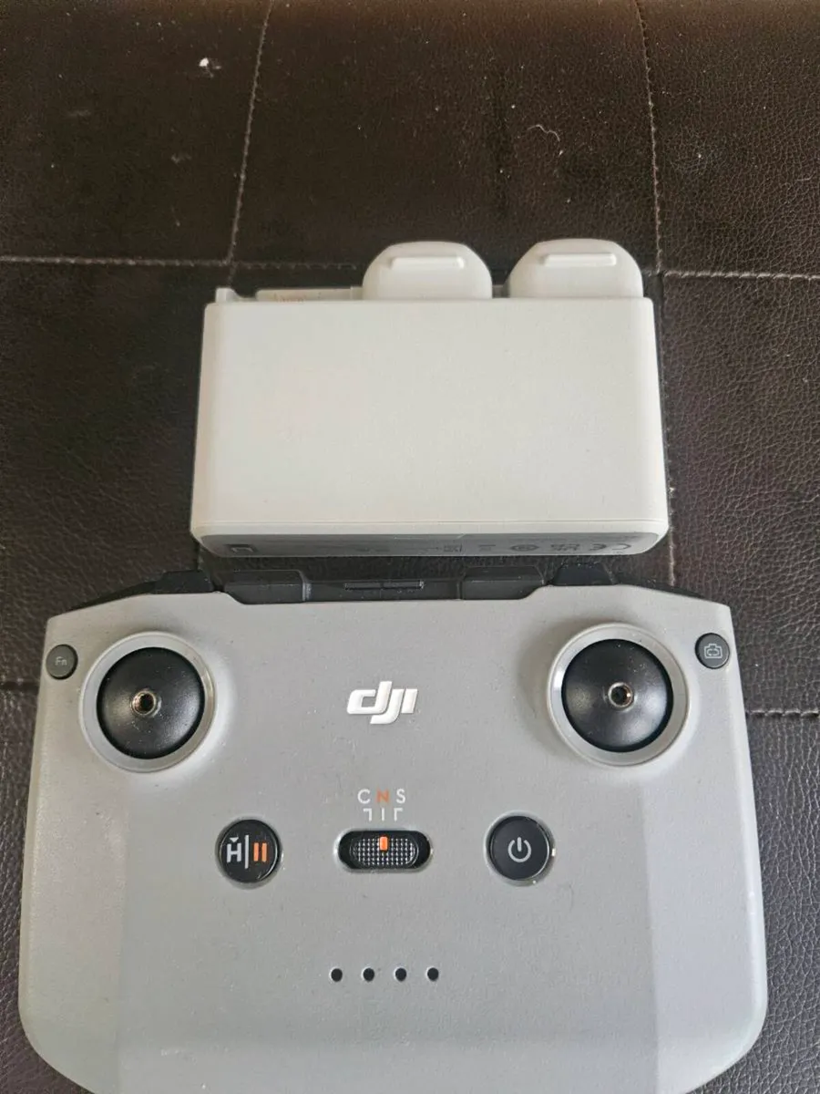 Dji neo controller and batteries - Image 1