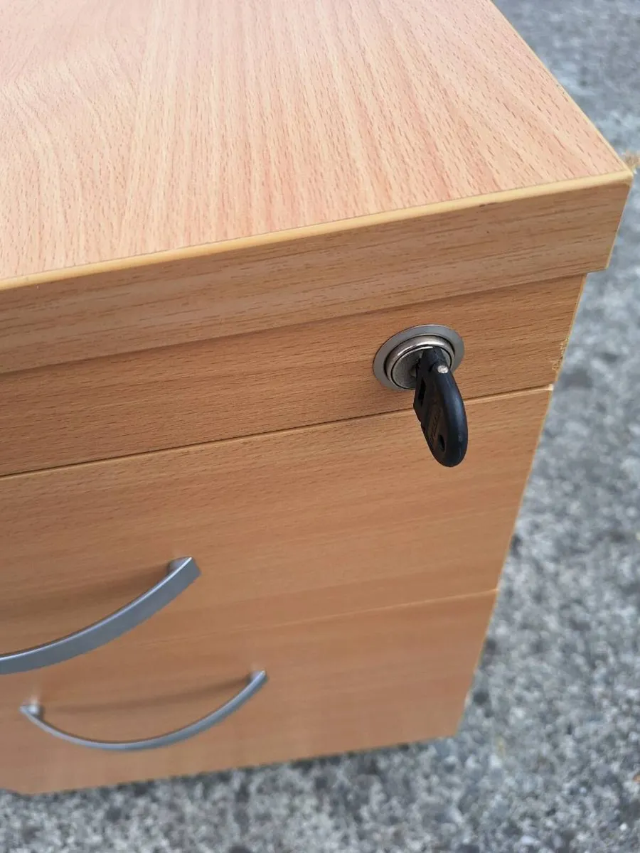 Two drawer mobile filing cabinet with key - Image 3