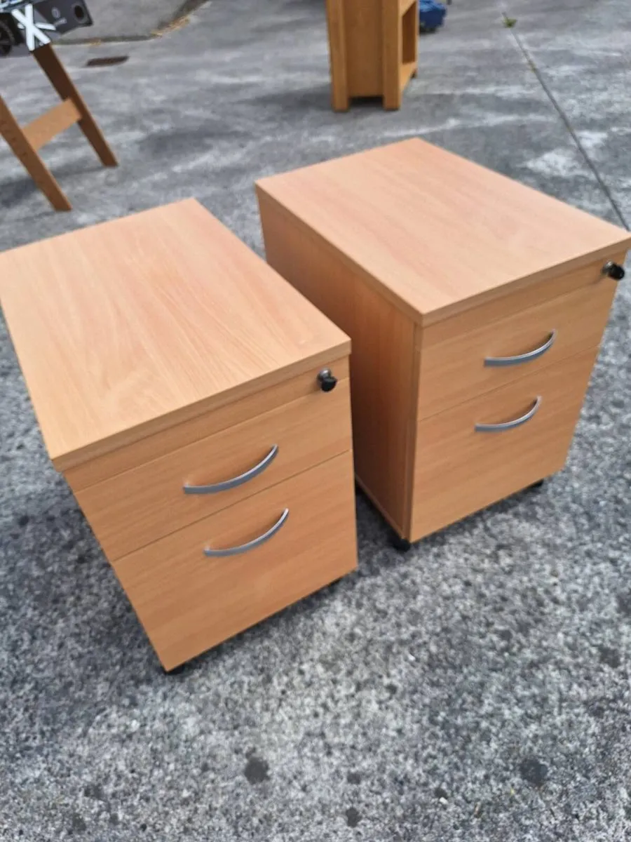 Two drawer mobile filing cabinet with key - Image 4