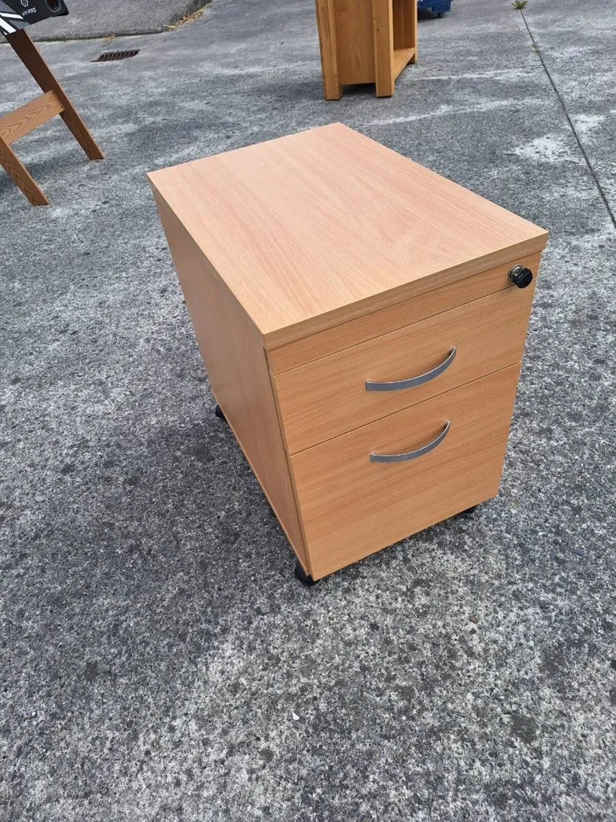 Two drawer mobile filing cabinet with key - Image 1