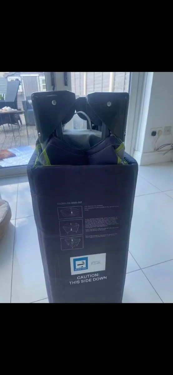 Baby travel cot - Image 3
