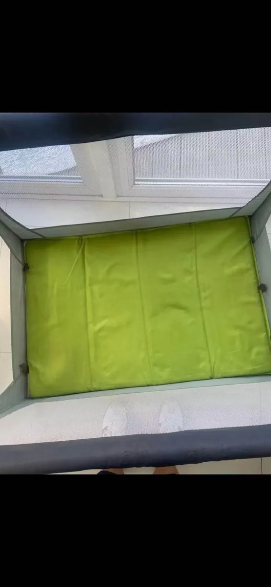 Baby travel cot - Image 4