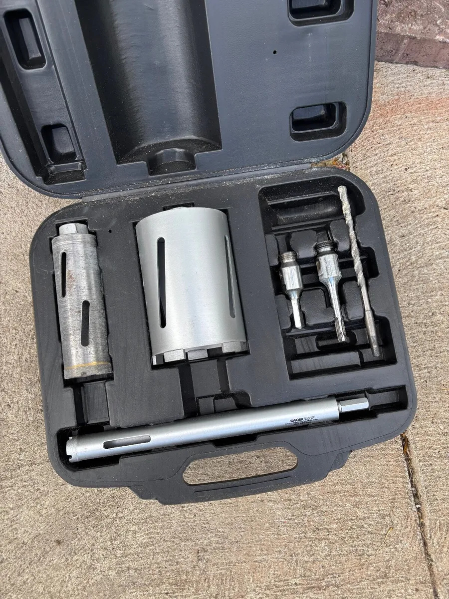 Hole cutting drill bits
