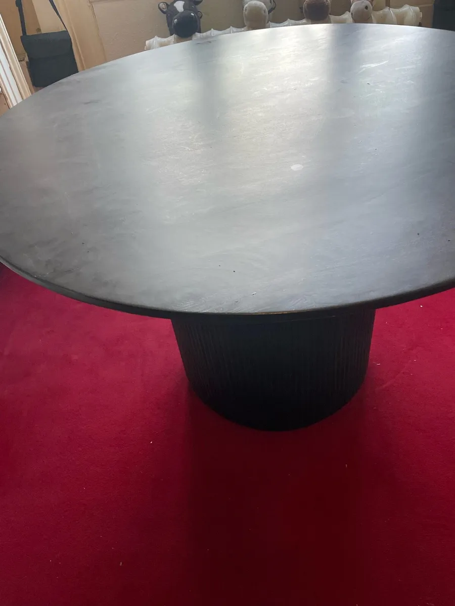 Round ribbed Dining Table - Image 1