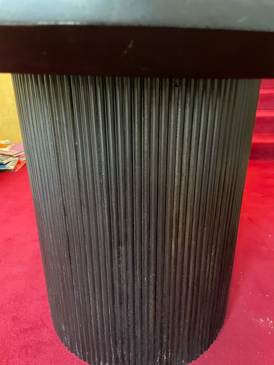 Round ribbed Dining Table - Image 2