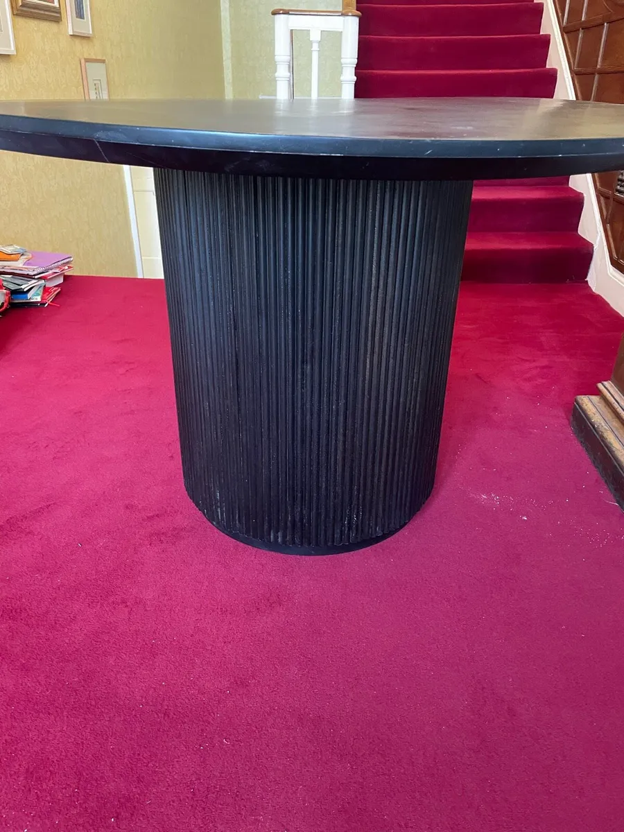 Round ribbed Dining Table - Image 3