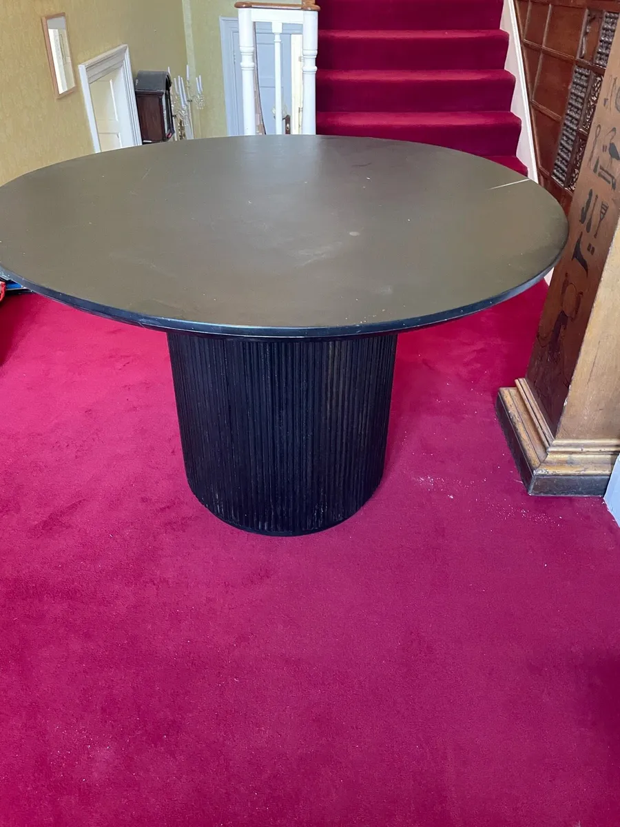 Round ribbed Dining Table - Image 4