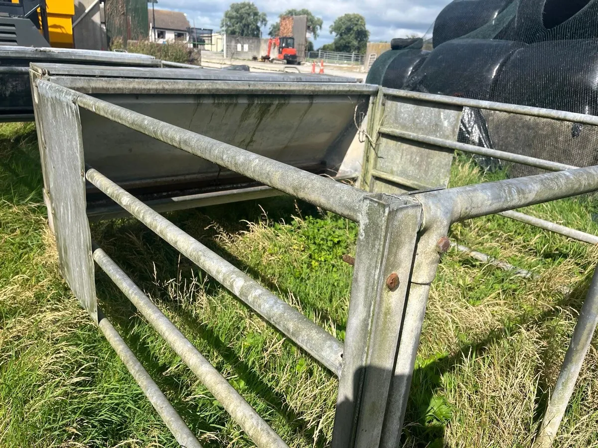 Two galvanised calf creep feeders. - Image 3
