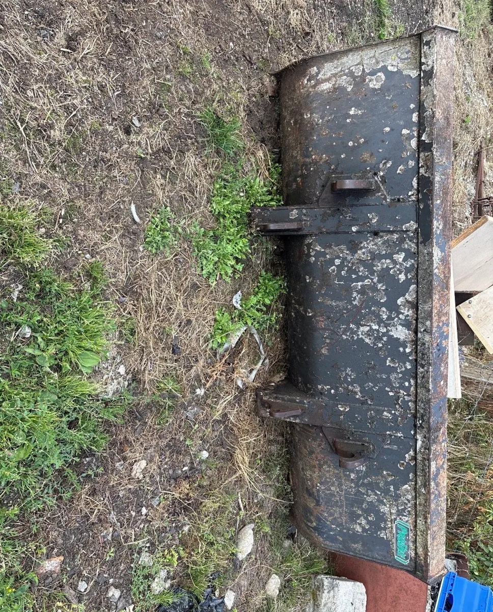 Tractor bucket (floor in need of repair) - Image 4